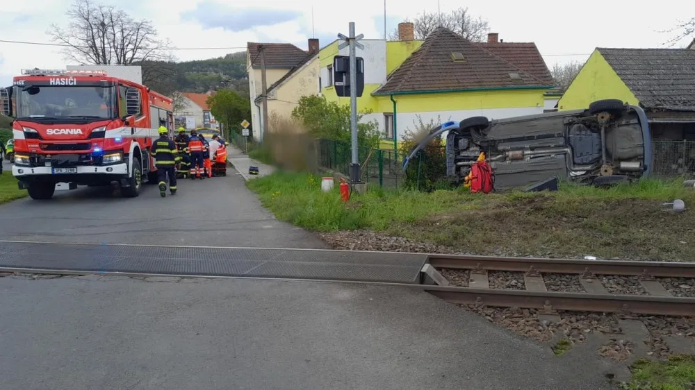 Rychlík smetl na železničním přejezdu osobák a odmrštil ho až k plotu zahrady. Řidička utrpěla těžké zranění