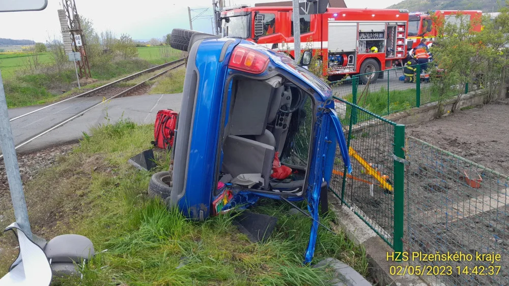 Rychlík smetl na železničním přejezdu osobák a odmrštil ho až k plotu zahrady. Řidička utrpěla těžké zranění