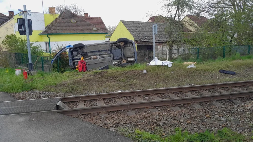 Rychlík smetl na železničním přejezdu osobák a odmrštil ho až k plotu zahrady. Řidička utrpěla těžké zranění