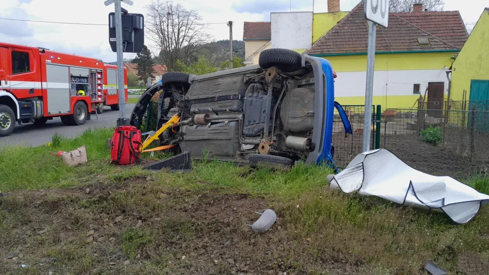 Rychlík smetl na železničním přejezdu osobák a odmrštil ho až k plotu zahrady. Řidička utrpěla těžké zranění
