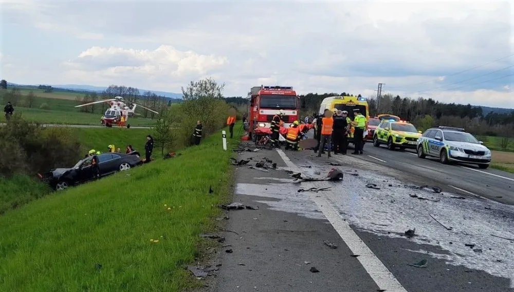 Při hrozivém čelním střetu luxusního osobáku s nákladním vozidlem se těžce zranili dva lidé