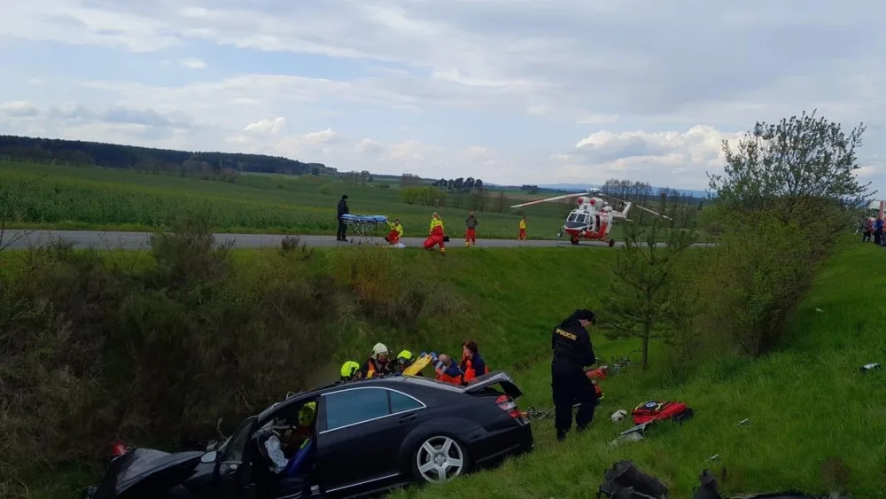 Při hrozivém čelním střetu luxusního mercedesu s nákladním vozidlem pro přepravu dřeva se těžce zranili dva lidé