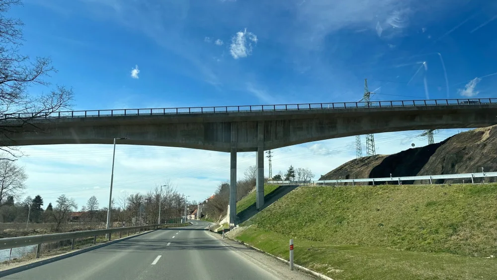 Na úzké estakádě nového okruhu Plzně je zákaz předjíždění a místy omezená rychlost, jde o nebezpečný úsek