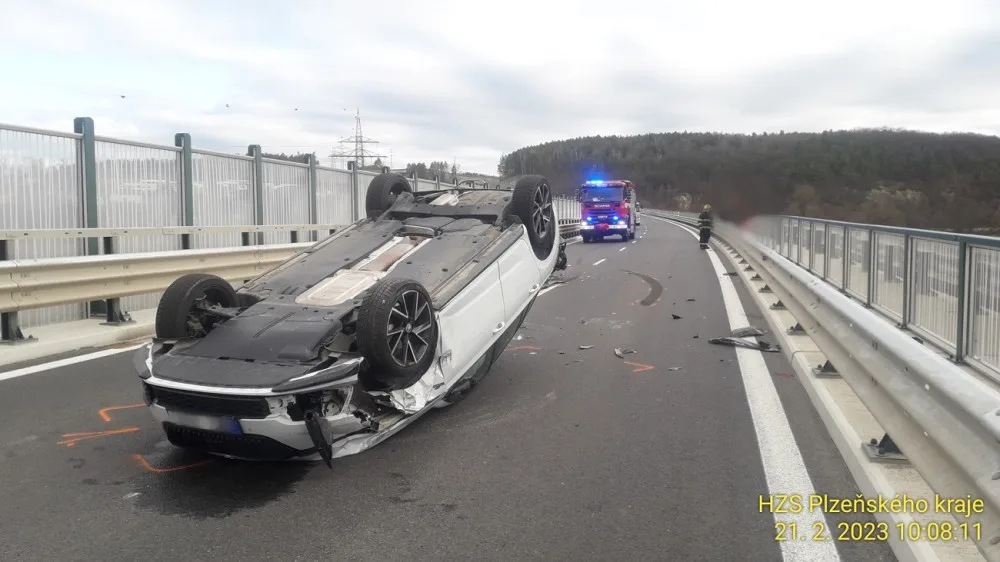 První nehoda se stala na estakádě jen 33 hodin po jejím otevření