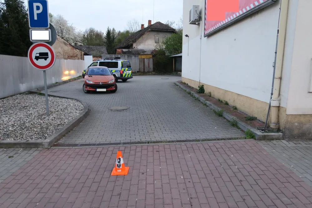 Muž na elektrokoloběžce se zranil při střetu s osobákem. Nikomu neřekl své jméno a odjel, hledá ho policie