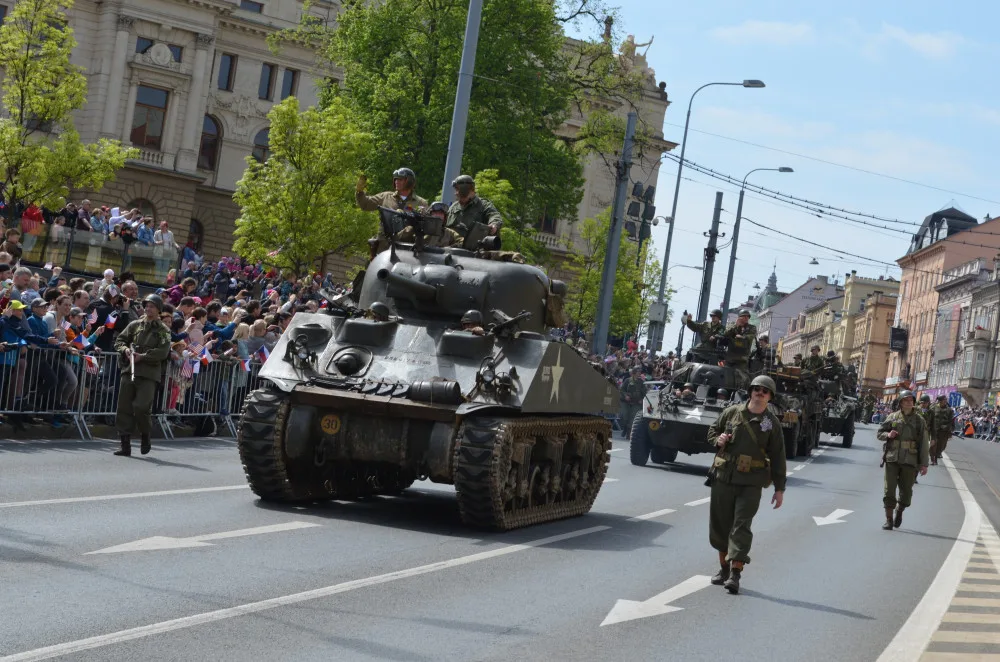 FOTO: Desítky tisíc lidí sledovaly Konvoj svobody, centrem Plzně projelo 280 kusů vojenské techniky