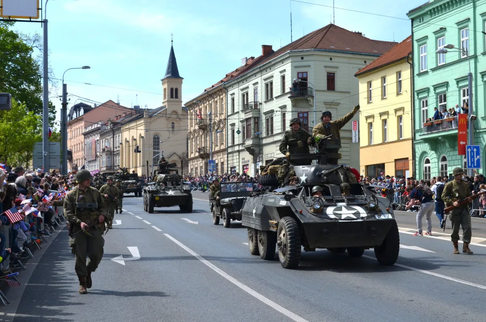 FOTO: Desítky tisíc lidí sledovaly Konvoj svobody, centrem Plzně projelo 280 kusů vojenské techniky