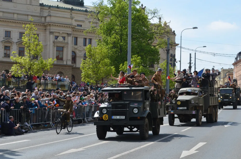 FOTO: Desítky tisíc lidí sledovaly Konvoj svobody, centrem Plzně projelo 280 kusů vojenské techniky