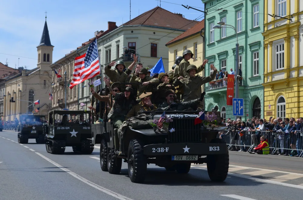 FOTO: Desítky tisíc lidí sledovaly Konvoj svobody, centrem Plzně projelo 280 kusů vojenské techniky