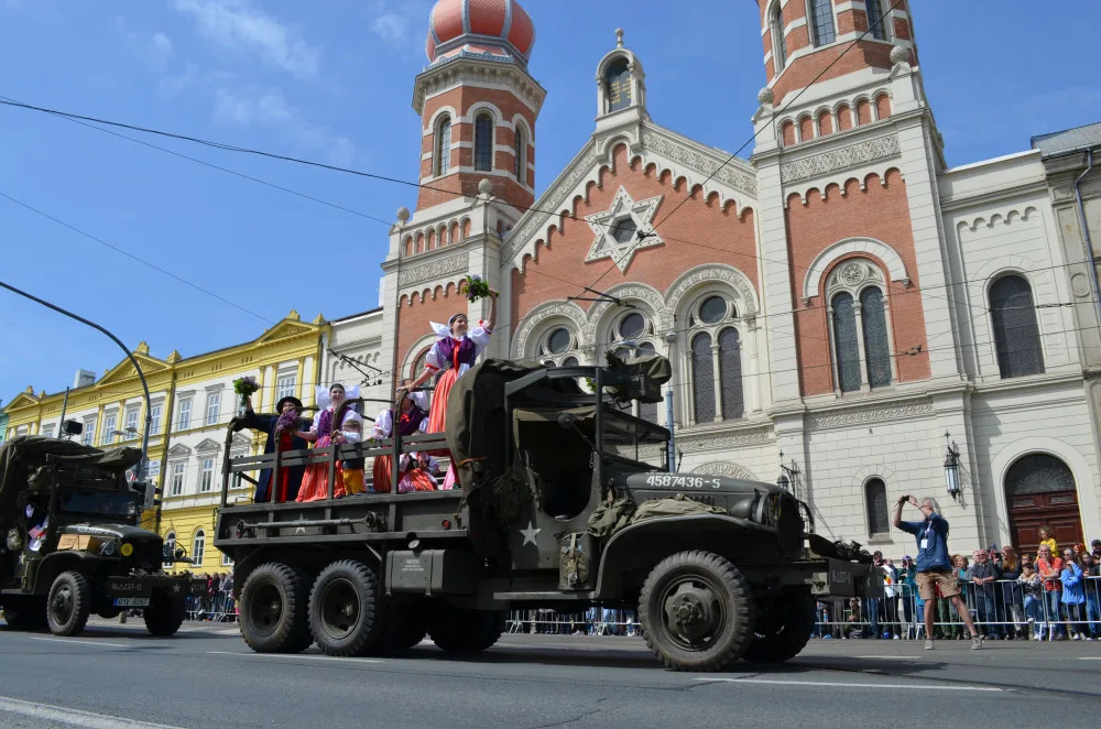 FOTO: Desítky tisíc lidí sledovaly Konvoj svobody, centrem Plzně projelo 280 kusů vojenské techniky