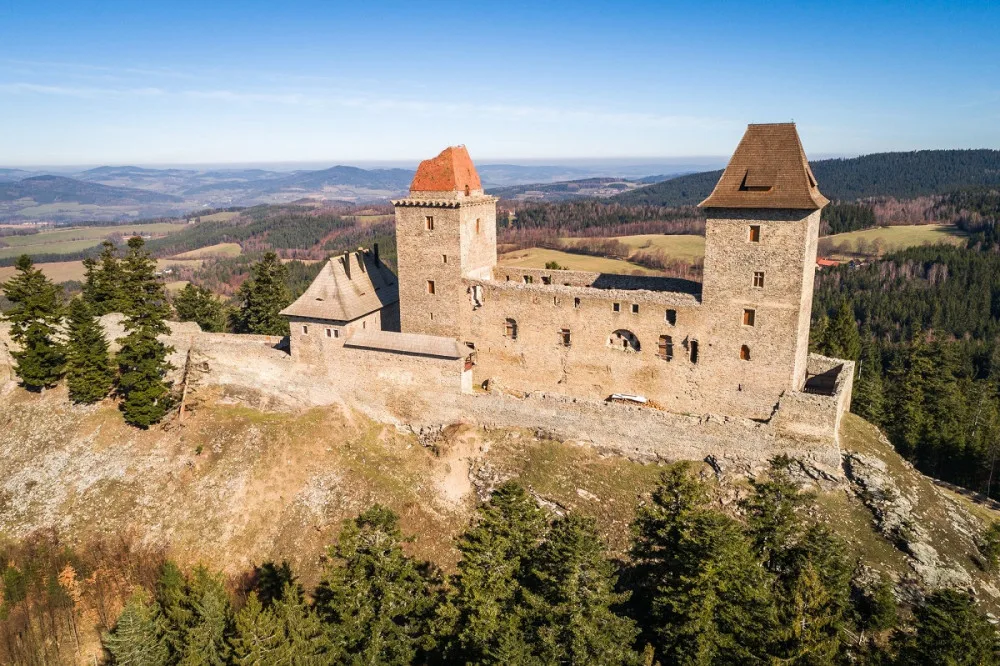 Šumavský hrad Kašperk nabízí výstavu kopií českých korunovačních klenotů