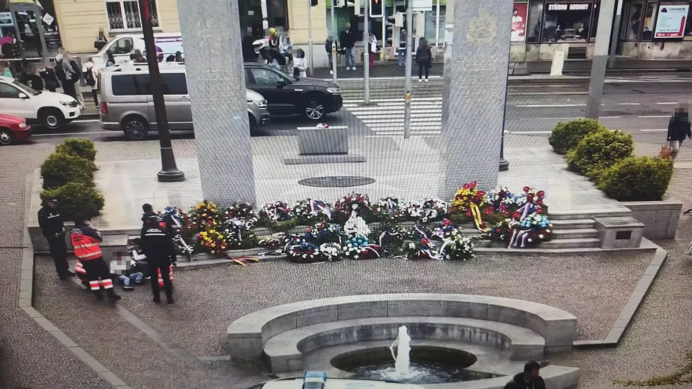 Chlapec uklouzl a praštil se do hlavy, pomoc mu přivolal strážník, který dohlížel na kamerový systém