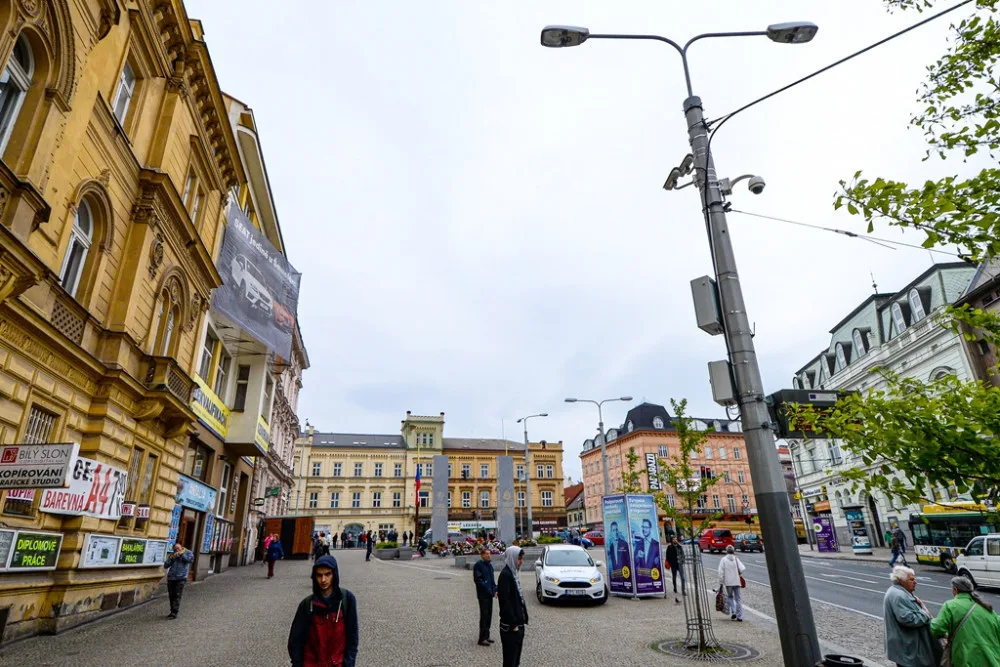 Chlapec uklouzl a praštil se do hlavy, pomoc mu přivolal strážník, který dohlížel na kamerový systém