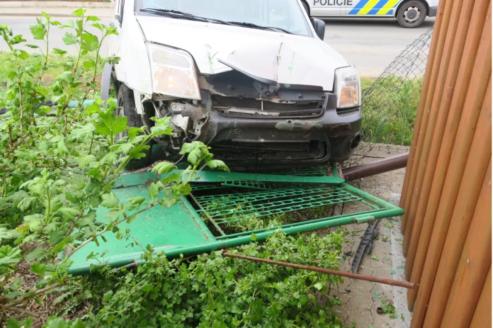 Muž se zákazem řízení si před jízdou dal sedm piv, velkého panáka a pak proletěl plotem