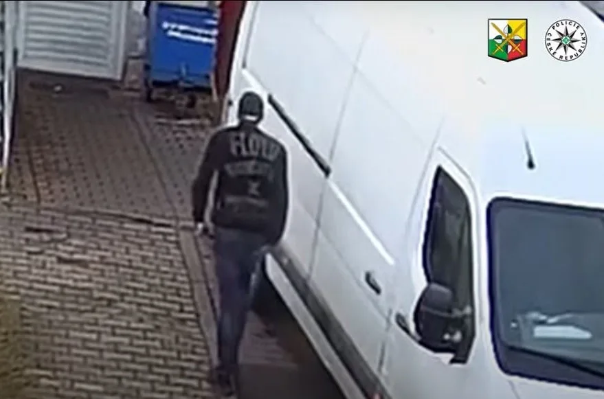 Kamera zachytila při akci dva neznámé pachatele, na místo činu přijeli v dodávce s kradenou značkou