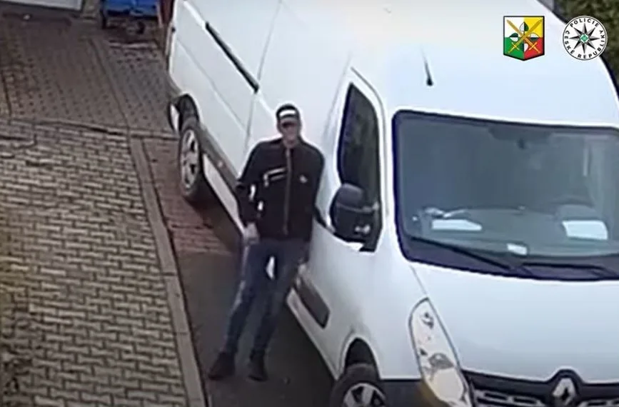 Kamera zachytila při akci dva neznámé pachatele, na místo činu přijeli v dodávce s kradenou značkou