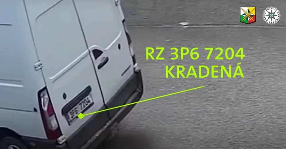 Kamera zachytila při akci dva neznámé pachatele, na místo činu přijeli v dodávce s kradenou značkou