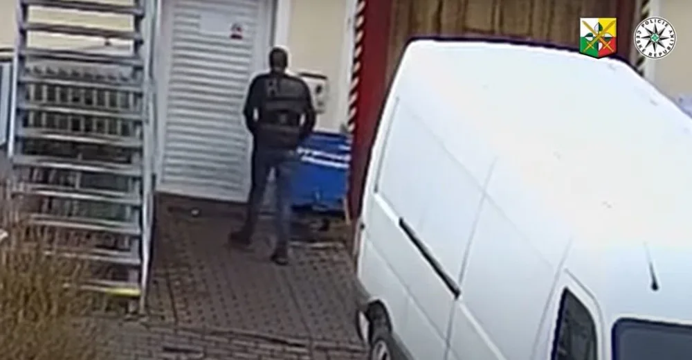 Kamera zachytila při akci dva neznámé pachatele, na místo činu přijeli v dodávce s kradenou značkou