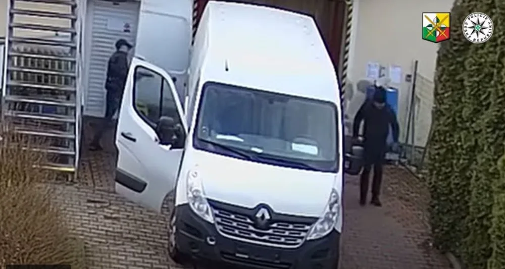 Kamera zachytila při akci dva neznámé pachatele, na místo činu přijeli v dodávce s kradenou značkou