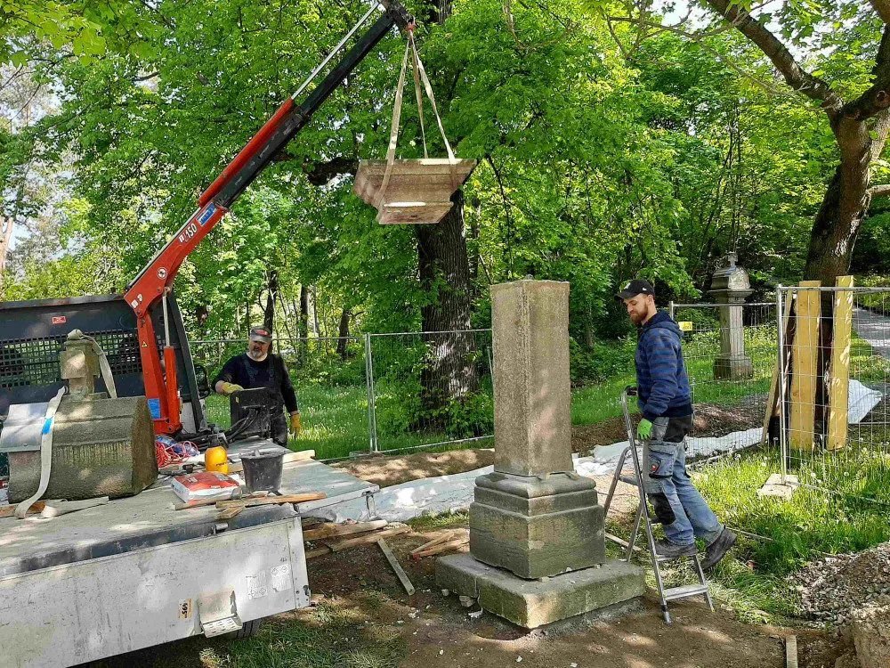 Obnova Husových sadů a Kalvárie v Rokycanech je v plném proudu, město přemístilo zastavení křížové cesty