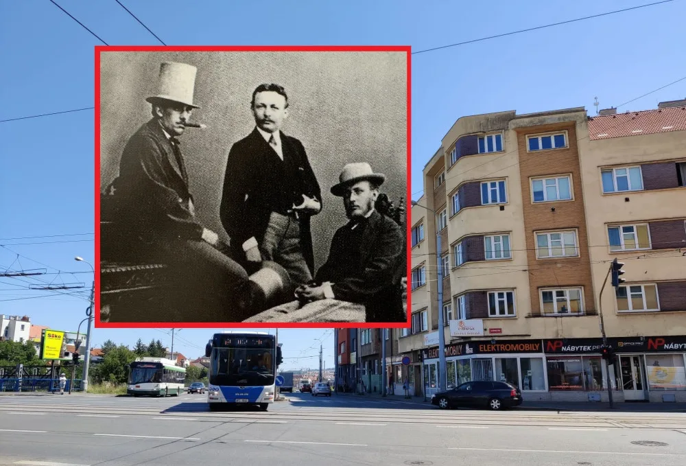 Blok domů u křižovatky Belánka, na jejichž místě dříve stávala továrna a továrníci bratři Belaniové v kloboucích na společném snímku s továrníkem Hugem Jelínkem