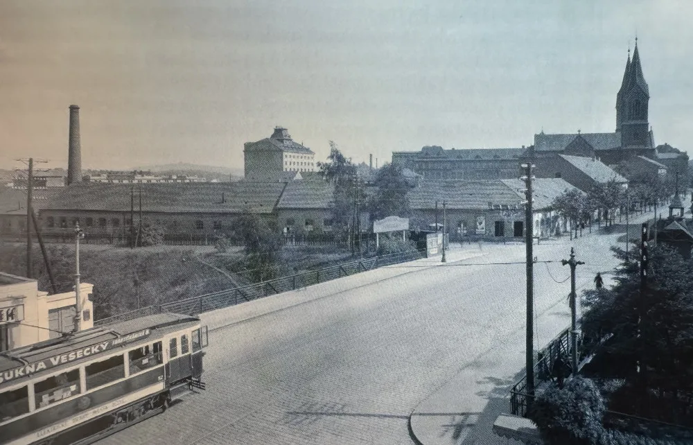 Pohled na bývalou továrnu ve směru od centra města