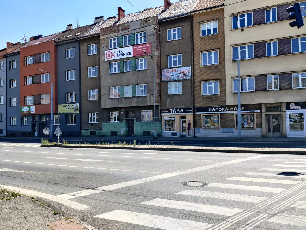 Blok domů u křižovatky Belánka, na jejichž místě dříve stávala továrna