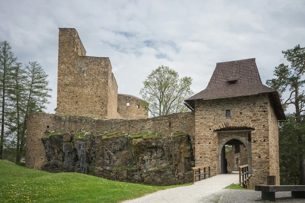 Proslulý hrad Velhartice zavádí interaktivní výuku dějepisu pro děti přímo v areálu i v okolí památky