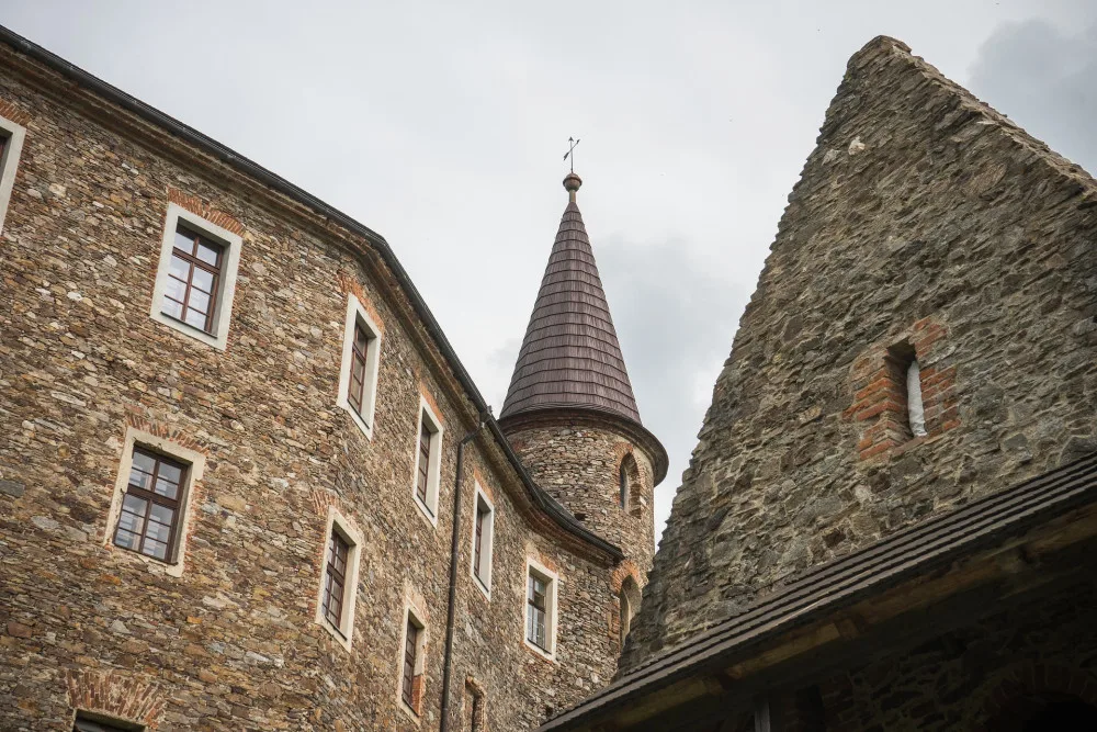 Proslulý hrad Velhartice zavádí interaktivní výuku dějepisu pro děti přímo v areálu i v okolí památky