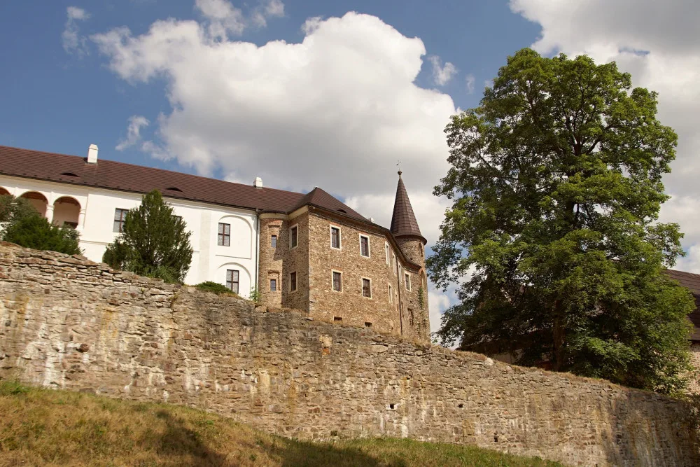 Proslulý hrad Velhartice zavádí interaktivní výuku dějepisu pro děti přímo v areálu i v okolí památky