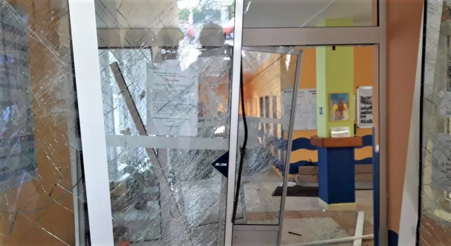 Narkoman s autem proletěl do budovy domova důchodců a zranil seniorku, která zemřela. Soud mu potvrdil pět let vězení