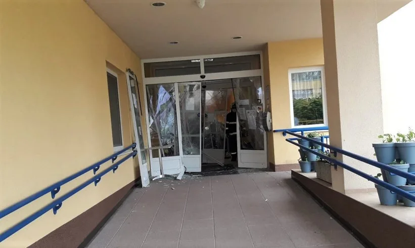 Narkoman s autem proletěl do budovy domova důchodců a zranil seniorku, která zemřela. Soud mu potvrdil pět let vězení
