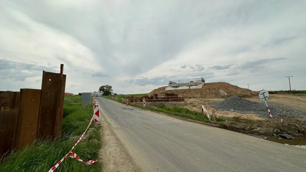 Toužebně očekávaný silniční obchvat Klatov je hotový z více než poloviny. Jde o stavbu za miliardu korun