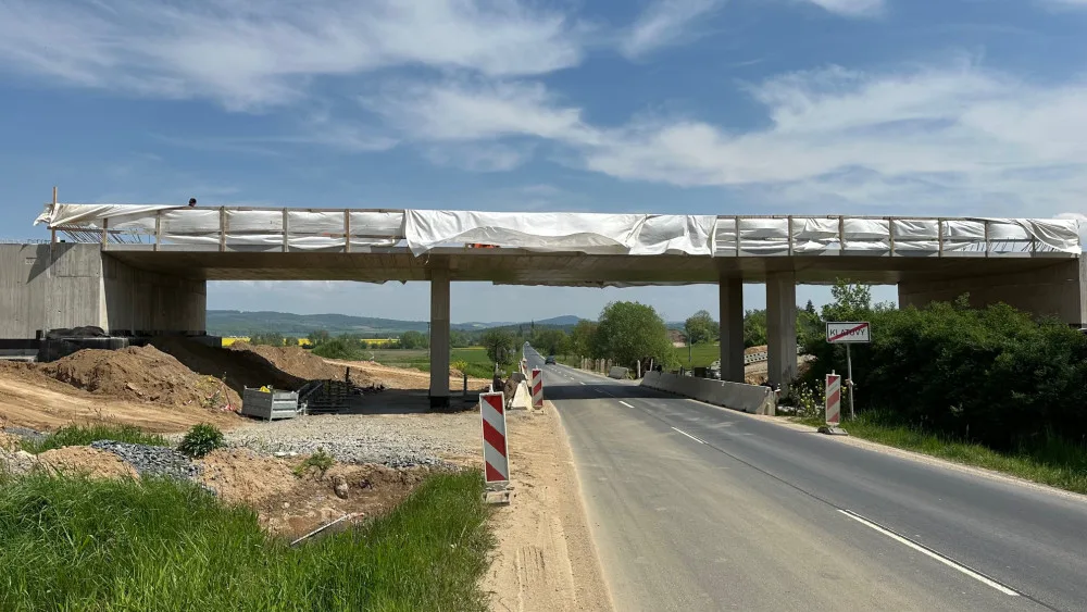 Toužebně očekávaný silniční obchvat Klatov je hotový z více než poloviny. Jde o stavbu za miliardu korun