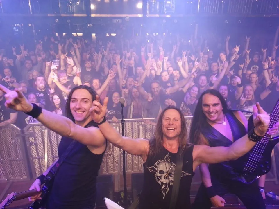 Zpěvák Chris Bay se letos stane tradičním kmotrem zvířete v plzeňské zoo v rámci festivalu Metalfest. Na snímku uprostřed se členy skupiny Freedom Call