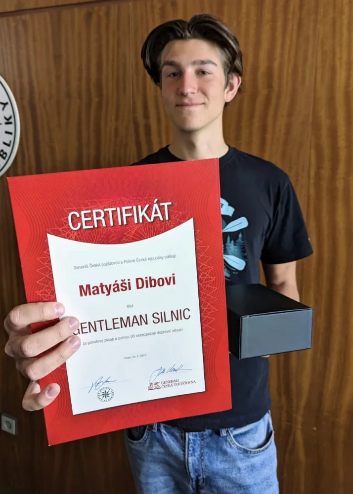 Student Matyáš Diba chladnokrevně zabránil obrovské tragédii po kolapsu řidiče autobusu, ve kterém on sám cestoval. Teď získal titul Gentleman silnic