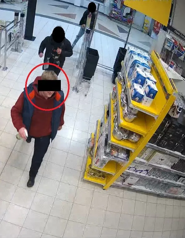 Muž napomenul výtržníky uvnitř obchodu a za to schytal surový výprask. Po totožnosti útočníka pátrala policie