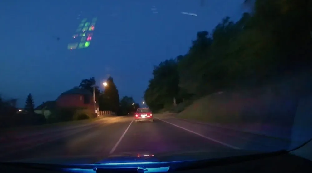 VIDEO: Po zběsilé honičce s policií havaroval řidič v kolejišti a dal se na útěk, zastavil ho až varovný výstřel
