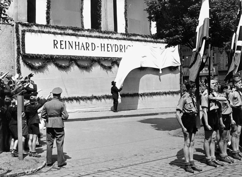 Na boku plzeňského kostela Sboru Karla Farského byl odhalen velký nápis Reinhard Heydrich Strasse