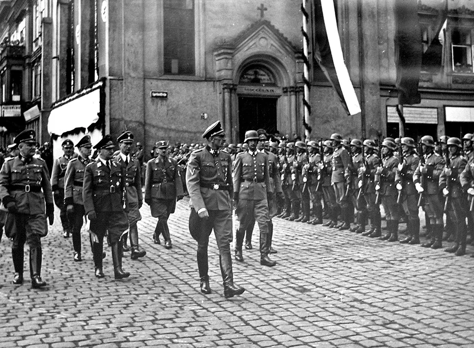 Po skončení slavnosti K.H. Frank s dalšími nacistickými pohlaváry po boku vykonal v horní části teď již přejmenované Klatovské třídy vojenskou přehlídku.