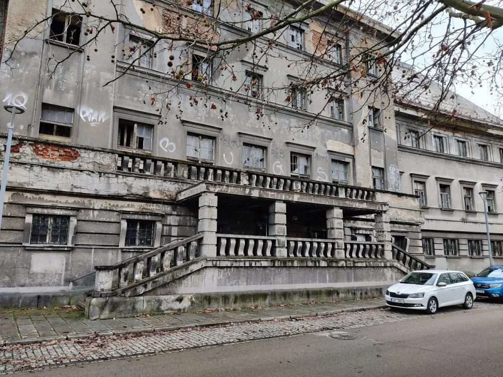 Česká komora architektů se přidala ke kritice vedení kraje, který nechce vypsat veřejnou soutěž na přestavbu lázní