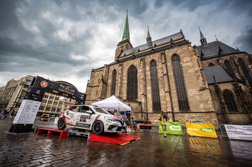 Již zítra odstartuje z náměstí Republiky 17. ročník automobilové rallye, přihlásilo se přes 100 posádek