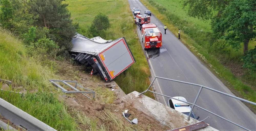 Kamion se zřítil z prudkého srázu po střetu s osobním automobilem odstaveným na okraji dálnice D5