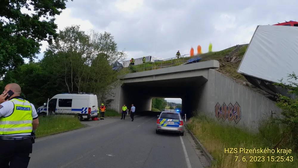 Kamion se zřítil z prudkého srázu po střetu s osobním automobilem odstaveným na okraji dálnice D5