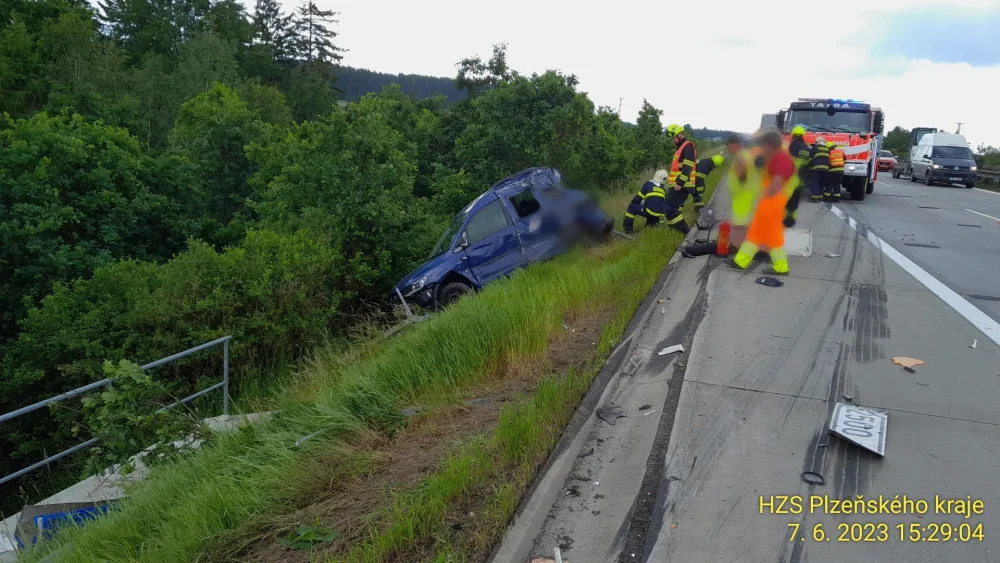 Kamion se zřítil z prudkého srázu po střetu s osobním automobilem odstaveným na okraji dálnice D5