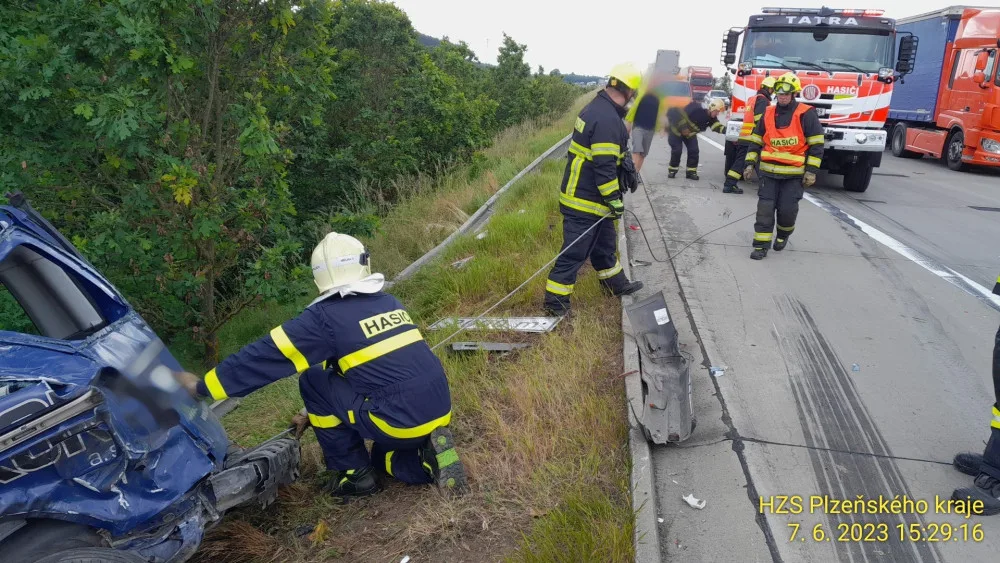 Kamion se zřítil z prudkého srázu po střetu s osobním automobilem odstaveným na okraji dálnice D5