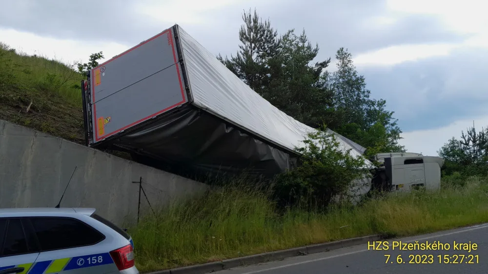Kamion se zřítil z prudkého srázu po střetu s osobním automobilem odstaveným na okraji dálnice D5