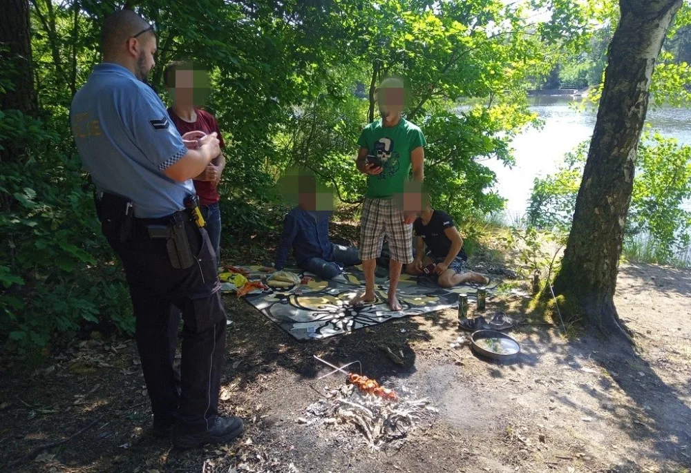 Mladý cizinec si i přes zákaz opékal s kamarády špízy na břehu rybníka, prý to viděl dělat i ostatní