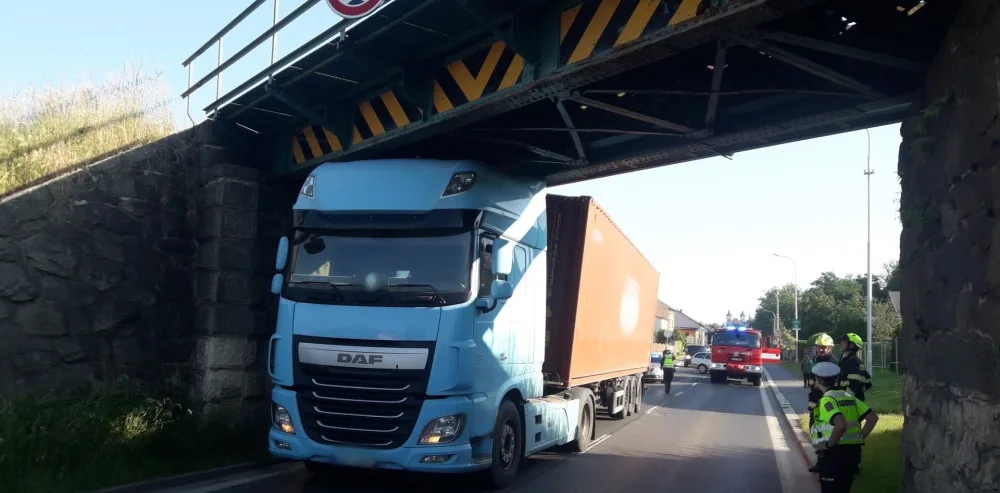 Klatovská gilotina si připsala další skalp, nepozorný řidič kamionu se zasekl viaduktem
