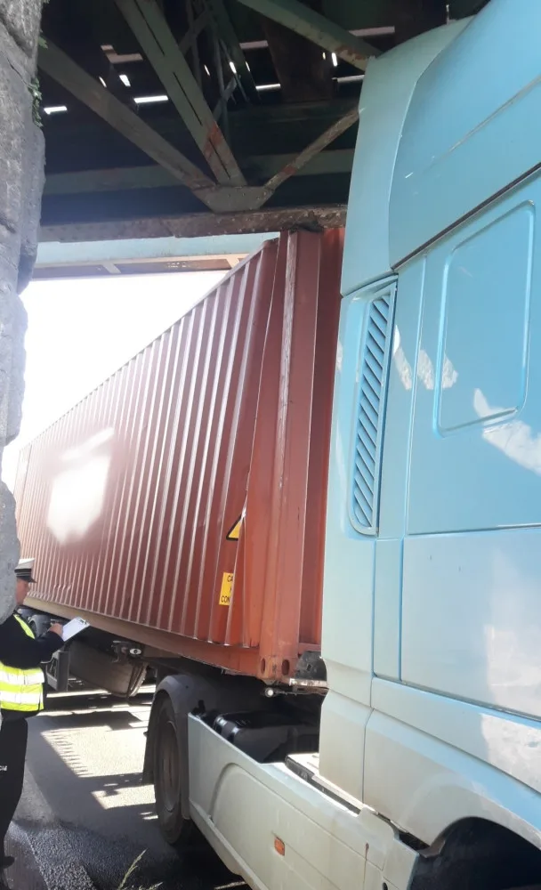 Klatovská gilotina si připsala další skalp, nepozorný řidič kamionu se zasekl viaduktem